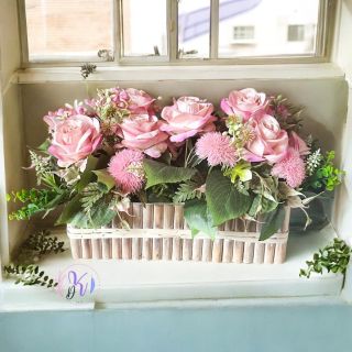 Hangulat, ami megfog – természetesen. Ez a romantikus, pasztel rózsaszínes Dekor virágkompozíció tökéletes választás...